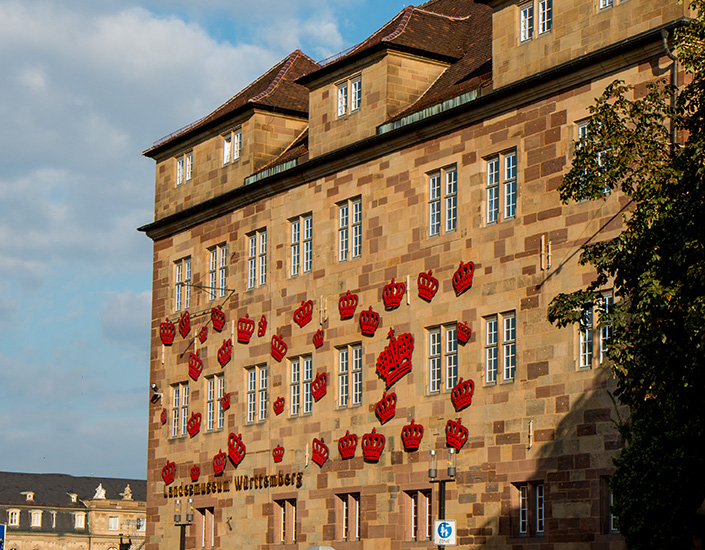 Im Glanz der Zaren. Krönchen als Aussenwerbung am alten Schloss in Stuttgart