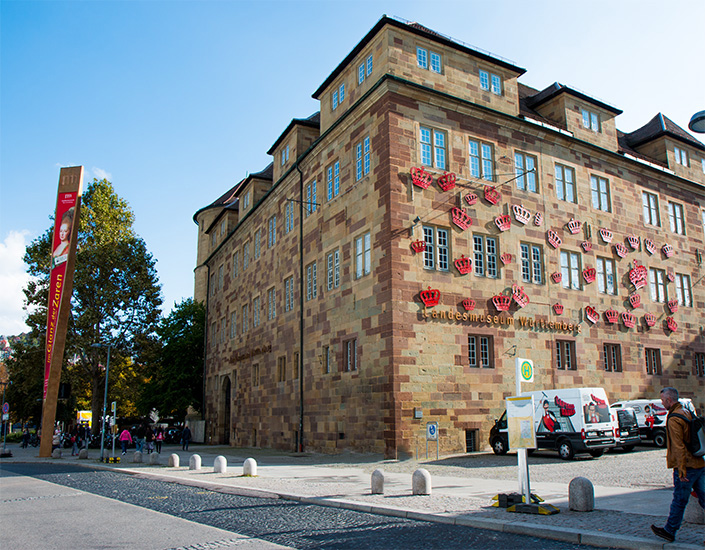 Im Glanz der Zaren. Pünkltich zum Tag der Deutschen Einheit 2013. Krönchen Aussenwerbung am alten Schloss.