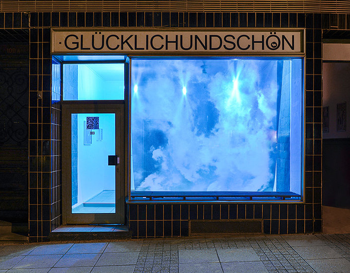 Katrin RotherDie Ausstellung „Event Horizon“ der Berliner Fotografin befasst sich mit dem klassischen Urlaubsmotiv des Sonnenaufgangs. Die Stuttgarter Galerie „Glücklichundschön“ zeigt bei eintretender Dämmerung die „blaue Stunde“ allerdings während der ganzen Nachtphase.  Blaue UV Leuchten tauchen den Ausstellungsraum in das von Fotografen begehrte Licht des beginnenden Tages. Nach Einbruch der Dunkelheit erweckt der digital bedruckte Fahnenstoff die Illusion eines dramatisch wirkenden Wolkenhimmels. Die Transparenz des Digitaldrucks ist durch die partielle Ausleuchtung perfekt in Szene gesetzt. Die Leuchtmittel interagieren mit der Webstruktur des Trägermaterials des Thermosublimationsdrucks – das Ergebnis sind fein differenzierte Blendensterne, die wie Fixsterne am Firmament der Installation die nötige Tiefe verleihen. „GLÜCKLICHUNDSCHÖN“,  Rotebühlstraße 109a (neben Rosenau) in Stuttgart-West