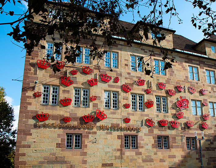 Konturgeschnittene Kronen für die Ausstellung im alten Schloss Stuttgart. Im Glanz der Zaren.