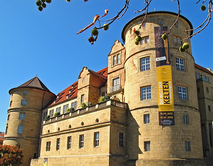 Altes Schloss StuttgartPVC Gitternetz / mesh. Montage an historischen denkmalgeschützten Gebäuden