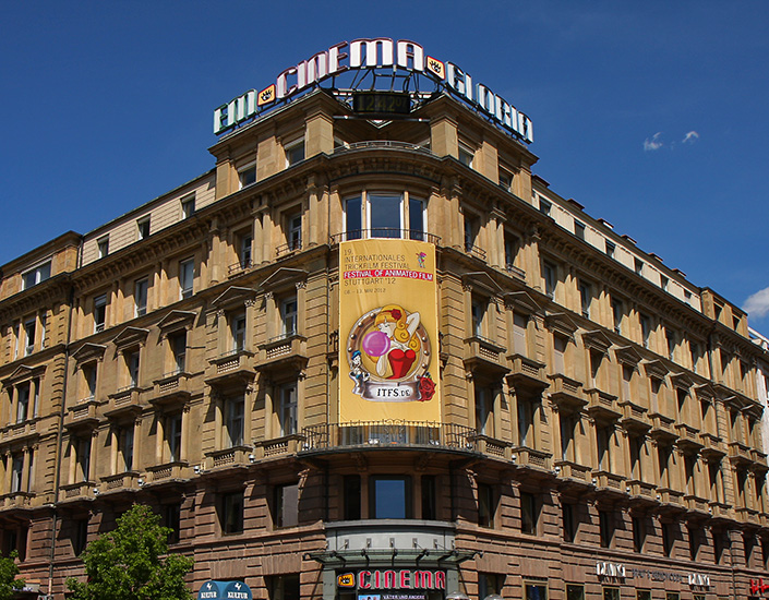 20. Internationales Trickfilm-Festival 2013 StuttgartPVC Gitternetz / mesh. Schwere Waschbetonplatten ermöglichten uns hier die Montage ohne zu bohren auch hier wurde ein Stahlseilrahmen zur Aufnahme des Banners verwendet.