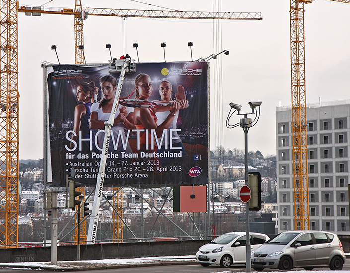 Porsche Tennis Grand PrixPVC Banner. Montage von 168 Quadratmeter Werbeplane einseitig bedruckt.